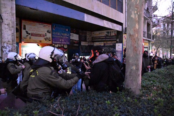 Ένωση Φωτορεπόρτερ: Καταγγελίες για αστυνομική βία κατά δημοσιογράφων στη συγκέντρωση για τον Κουφοντίνα