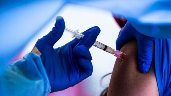 Φάουτσι: Δύο εμβολιασμένοι άνθρωποι μπορούν να συναντηθούν - Χαμηλός αλλά όχι μηδενικός ο ρίσκος