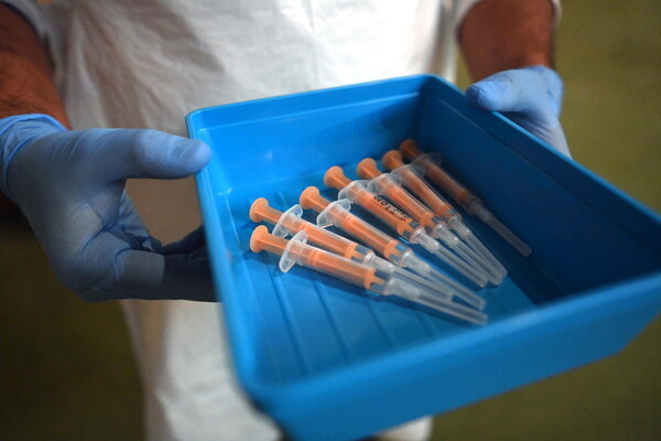 Έρευνα Guardian: Αχρησιμοποίητα 4 στα 5 εμβόλια της AstraZeneca στην ΕΕ