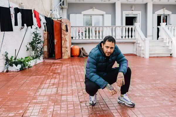 Billy Sio: Ο «trap lord» από τα Άνω Λιόσια εξηγεί γιατί το τραπ δεν είναι (μόνο) λεφτά και λάμψη