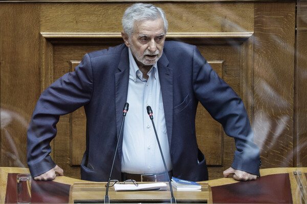 Ο Θοδωρής Δρίτσας στο βήμα της Βουλής