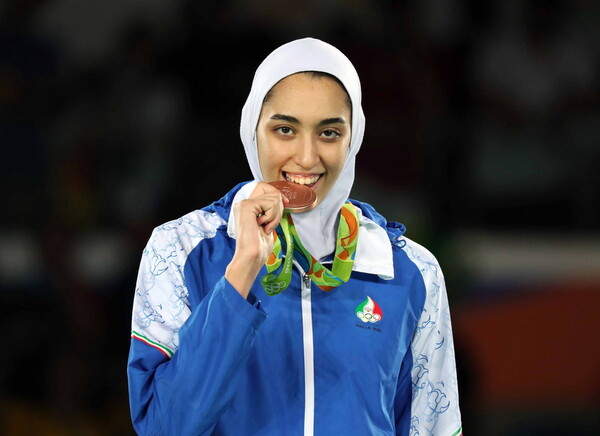 Η Κίμια Αλιζαντέχ δαγκώνει μετάλλιο