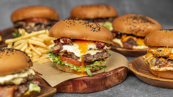 Burger Fest Home Edition: Απολαυστικά burgers, ξεχωριστές συνταγές και ένα επετειακό μενού