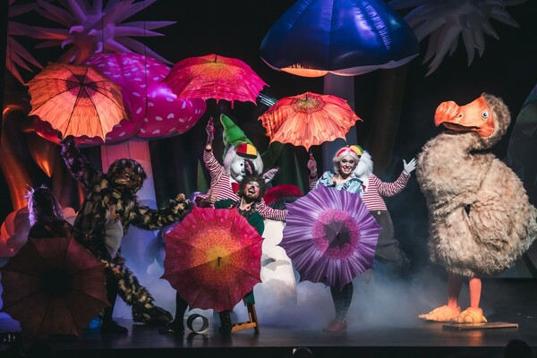 Η Αλίκη στη χώρα των Θαυμάτων: Ένα θεατρικό τσίρκο σε online streaming
