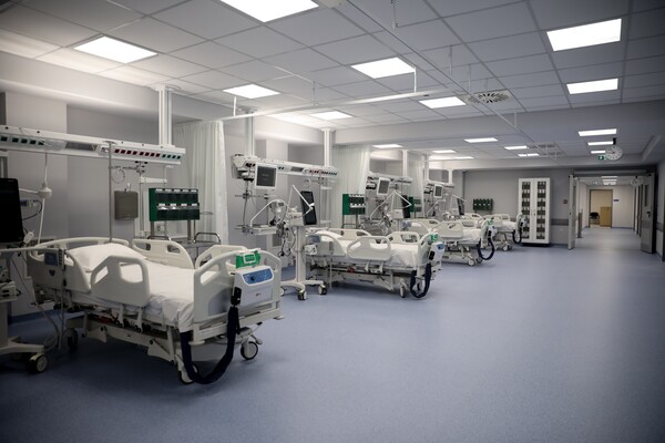Κορωνοϊός: Διασωληνωμένοι και μεταλλάξεις - Ασφυκτική πίεση στα νοσοκομεία της Αττικής