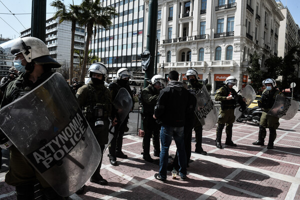 Κουφοντίνας: Ένταση και χημικά στο κέντρο της Αθήνας - Πληροφορίες για προσαγωγές 