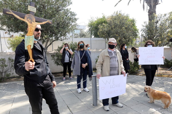 El Diablo: Διαμαρτυρία με σταυρούς και εικόνες έξω από το ΡΙΚ για το κυπριακό τραγούδι της Eurovision