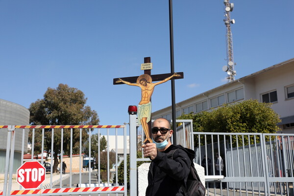 El Diablo: Διαμαρτυρία με σταυρούς και εικόνες έξω από το ΡΙΚ για το κυπριακό τραγούδι της Eurovision