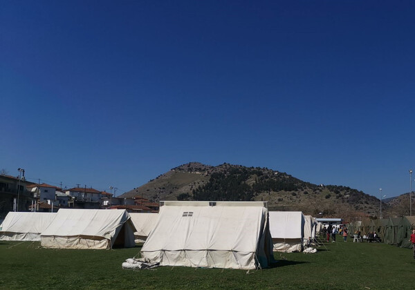 Σεισμός στην Ελασσόνα: Μεταφορά τροχόσπιτων και οικίσκων, για τους πληγέντες που μένουν σε σκηνές