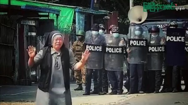Μιανμάρ: «Σήμερα είναι η μέρα που θα πεθάνω» - Η ιστορία της καλόγριας που γονάτισε μπροστά στις δυνάμεις ασφαλείας [ΒΙΝΤΕΟ]