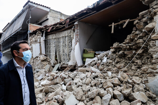 Ο Αλέξης Τσίπρας σε γκρεμισμένο σπίτι από τον σεισμό