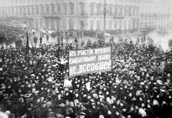 women demonstration russia 1917