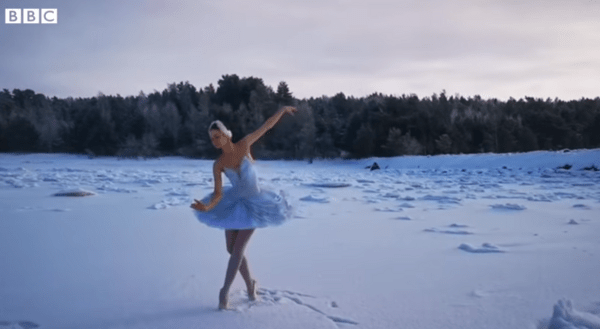 Βίντεο: Η αληθινή «λίμνη των κύκνων»- Μπαλαρίνα χορεύει στον πάγο, για να στείλει ένα μήνυμα για το περιβάλλον