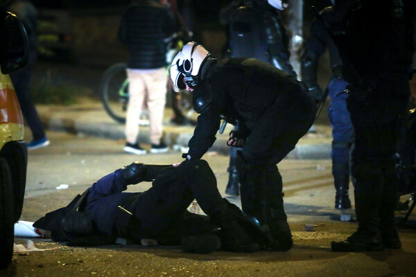 Νέα Σμύρνη: Αστυνομικός τραυματίστηκε στα επεισόδια (ΒΙΝΤΕΟ)