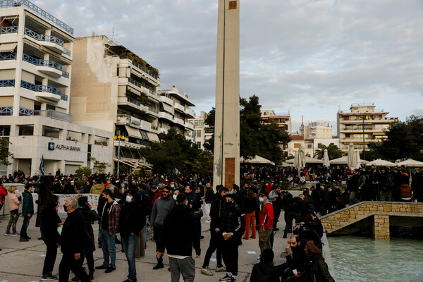 Νέα Σμύρνη: Πλήθος κόσμου στη συγκέντρωση κατά της αστυνομικής βίας [ΕΙΚΟΝΕΣ]