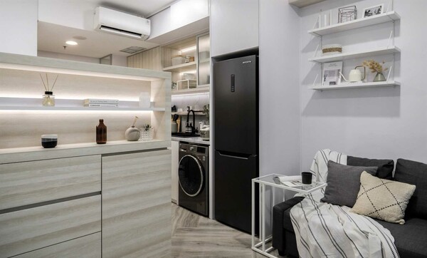 Ένα μικροσκοπικό διαμέρισμα στην Τζακάρτα με ουδέτερες αποχρώσεις και υπερυψωμένο κρεβάτι