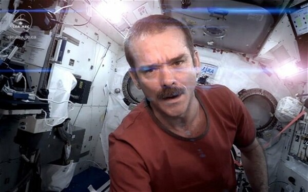 Πρόβλημα επαναπροσαρμογής για τον αστροναύτη - icon των social media