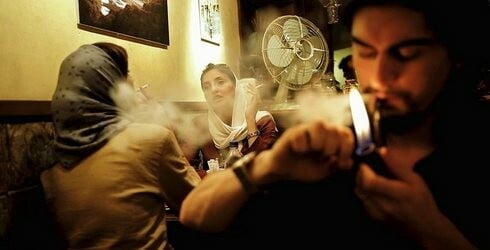 H αστυνομία κλείνει τις καφετέριες της Τεχεράνης