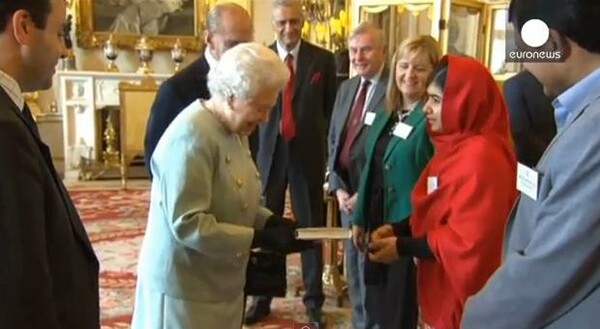Με τη βασίλισσα Ελισάβετ συναντήθηκε η Μαλάλα