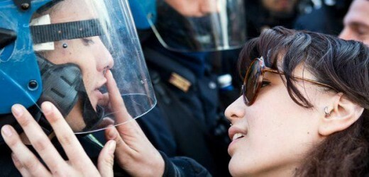 Για “σεξουαλική βία” κατηγορείται 20χρονη που φίλησε αστυνομικό στο κράνος