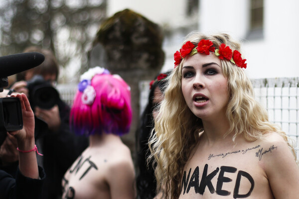 «Τόπλες Τζιχάντ» από τις Femen για την ακτιβίστρια Amina