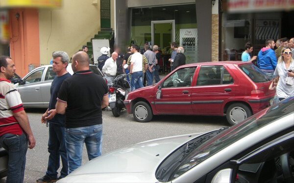 Επιτέθηκαν σε μέλος της Χ.Α. την ώρα που κουρευόταν