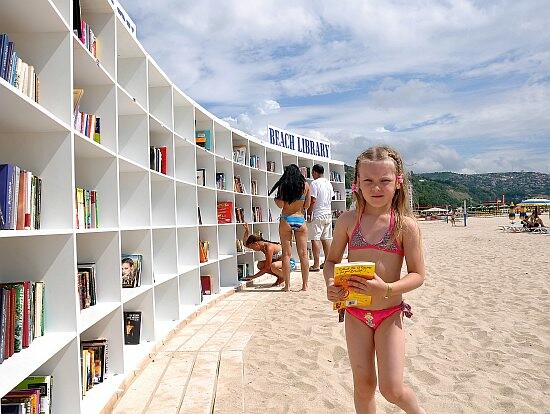 Βιβλιοθήκη σε παραλία της Βουλγαρίας!