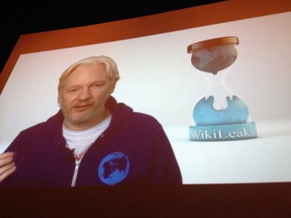 Η Μ.Ι.Α. μίλησε ζωντανά μέσω Skype με τον ιδρυτή των Wikileaks σε συναυλία της