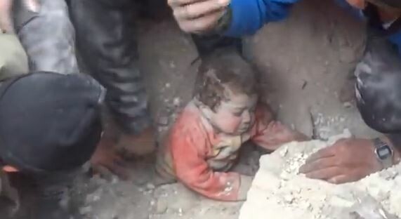 Συγκλονιστικές στιγμές από τη διάσωση ενός μωρού στη Συρία