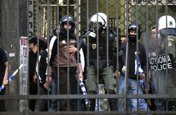 «Φωλιά» της Χ.Α. σε 35 αστυνομικά τμήματα