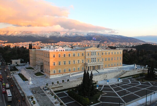 Από το «παράθυρο» αυξάνουν τη σύνταξη τους υπουργοί, βουλευτές κτλ