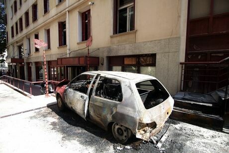 Πυρπόλησαν ι.χ. στο προαύλιο του υπ. Πολιτισμού