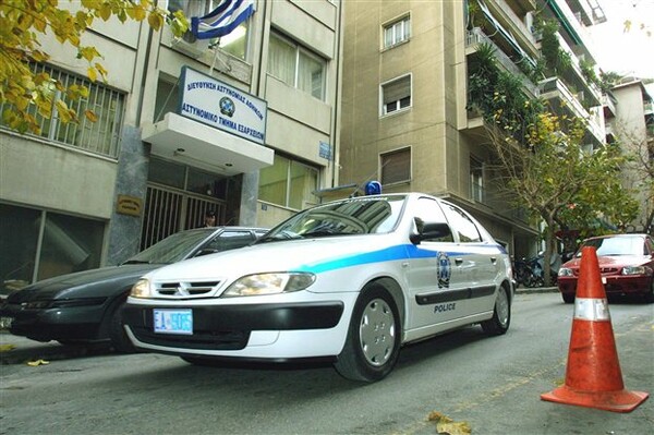 Επίθεση με μολότοφ στο αστυνομικό τμήμα στα Εξάρχεια