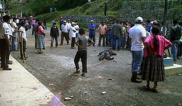 Εξαγριωμένο πλήθος πυρπόλησε ζωντανό έναν άντρα στη Γουατεμάλα.