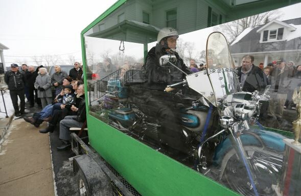 82χρονος θάφτηκε σε διάφανο φέρετρο καβάλα στην αγαπημένη του Harley