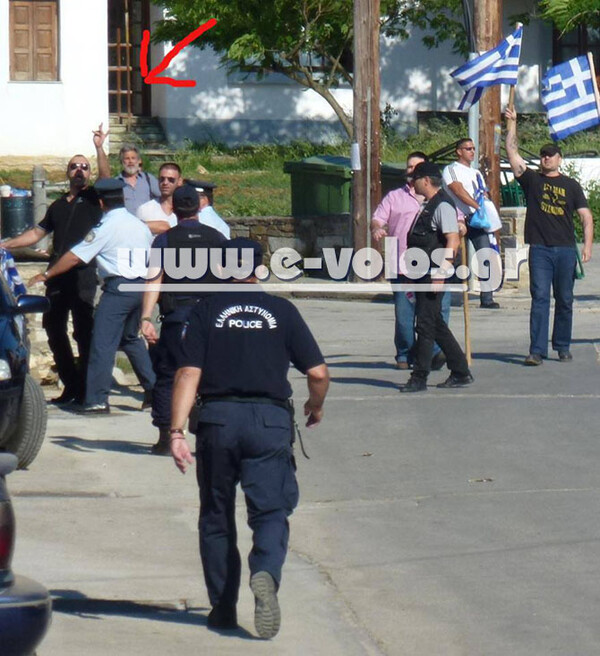 Το μεσαίο δάκτυλο ύψωσε ο χρυσαυγίτης Ηλιόπουλος σε διαμαρτυρόμενους