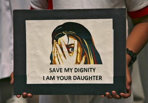 Πέθανε το 4χρονο κοριτσάκι που βιάστηκε στην Ινδία