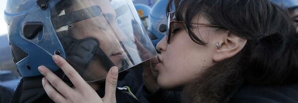 Για “σεξουαλική βία” κατηγορείται 20χρονη που φίλησε αστυνομικό στο κράνος