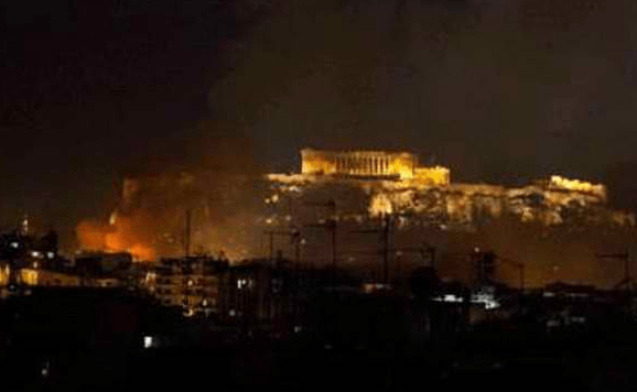 Η μέρα που ο κόσμος προσπάθησε να μπει στη βουλή