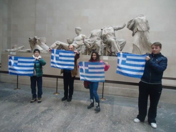 15χρονοι μαθητές σήκωσαν ελληνικές σημαίες μπροστά στα Μάρμαρα