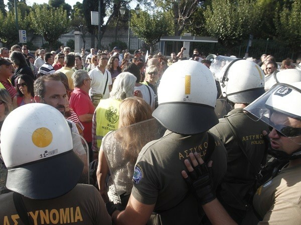 Ανδρας των ΜΑΤ ψεκάζει σχολικούς φύλακες και ο επικεφαλής τον βρίζει