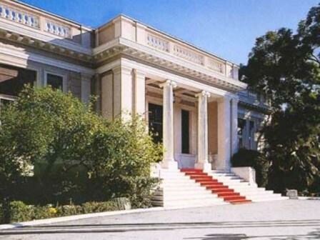 Κλείνει το εστιατόριο του Μαξίμου