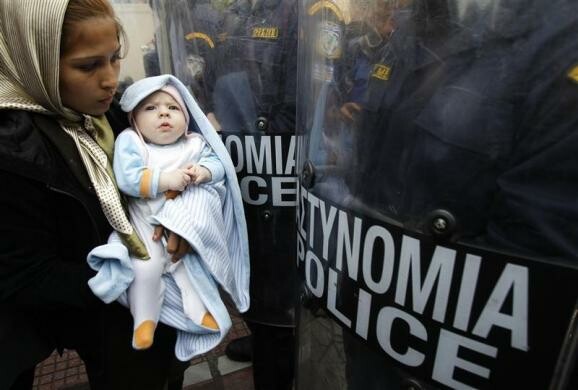 HRW: «Η ελληνική αστυνομία κακοποιεί μετανάστες»
