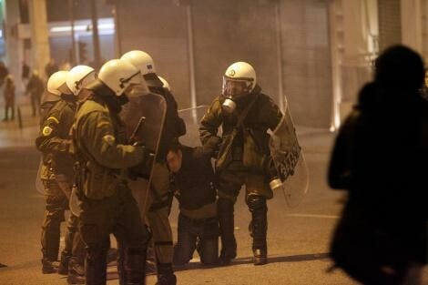 Στον εισαγγελέα σήμερα 14 συλληφθέντες για τα επεισόδια στο κέντρο