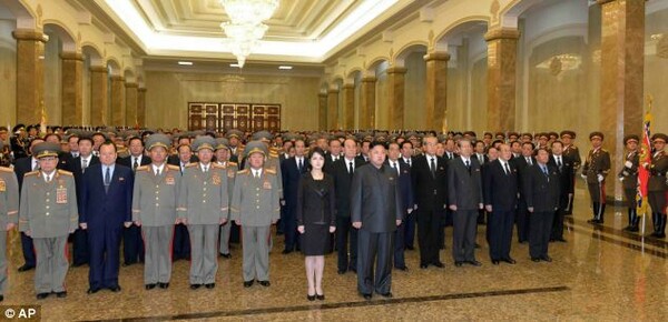 Τελικά ο Κιμ Γιονγκ Ουν δεν εκτέλεσε και τη σύζυγό του