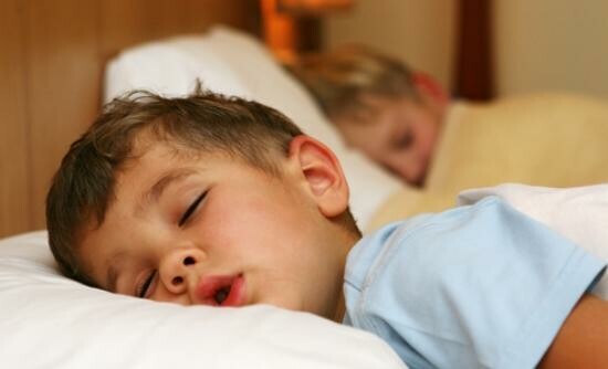 Χειρότερες νοητικές και σχολικές επιδόσεις έχουν τα παιδιά που κοιμούνται αργά και σε ακανόνιστες ώρες.
