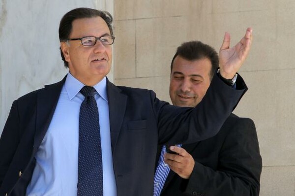 Ο Κλούνει διχάζει ΠΑΣΟΚ και Παναγιωτόπουλο