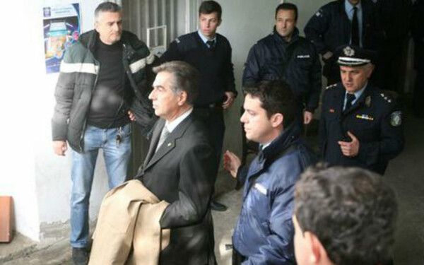 Στη φυλακή με χειροπέδες ο Παπαγεωργόπουλος