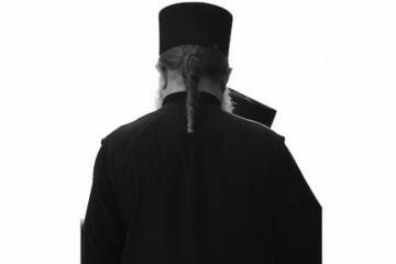 Είναι ο παπάς που ρίχνει το δυναμιτάκι στο σπίτι; (video)