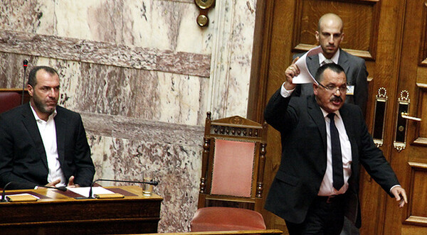 Διακόπηκε η συνεδρίαση της βουλής λόγω προκλήσεων της Χ.Α.